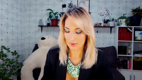 MillaXQueen online show from November 18, 2:43 pm