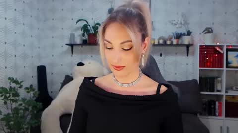 MillaXQueen online show from April 15, 3:52 pm