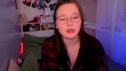 Snapshot of milliedoll chatting on December 20, 4:52 am Millie online show from December 20, 4:52 am