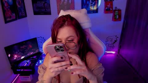 Monkey D Maddie online show from December 18, 11:30 pm