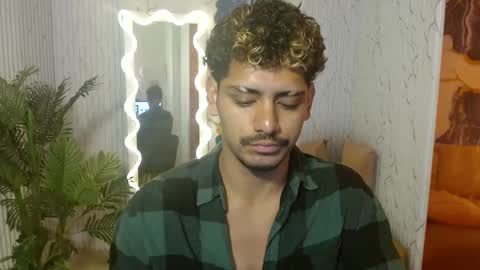 milo_tay online show from March 25, 11:49 am