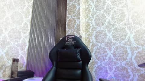 milo_tay1 online show from April 8, 2:44 am