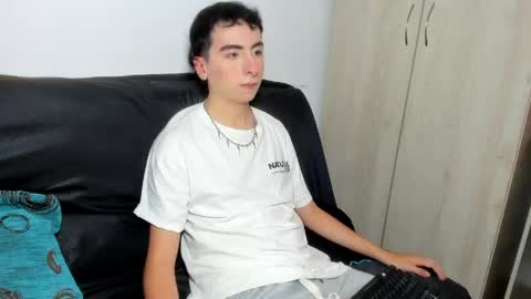Snapshot of milogm_ chatting on May 25, 1:22 am milogm_ online show from May 25, 1:22 am