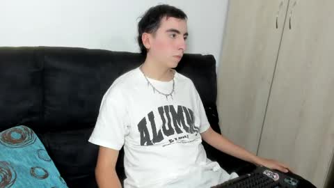 Snapshot of milogm_ chatting on June 2, 2:57 am milogm_ online show from June 2, 2:57 am