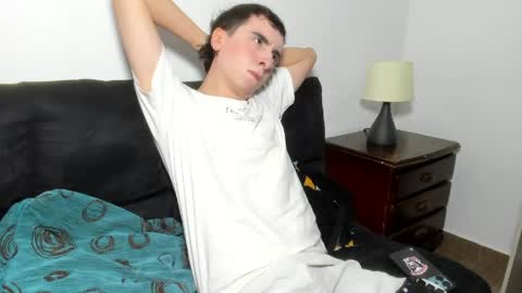 Snapshot of milogm_ chatting on June 4, 12:38 am milogm_ online show from June 4, 12:38 am