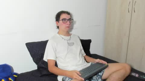 Snapshot of milogm_ chatting on June 28, 9:21 pm milogm_ online show from June 28, 9:21 pm