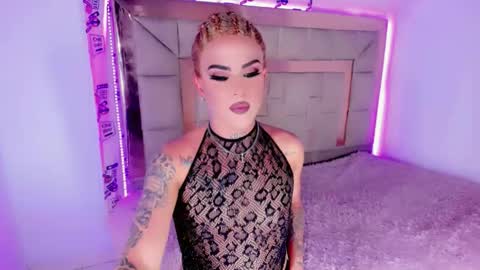 Snapshot of miludollts chatting on February 6, 2:27 am kendall online show from February 6, 2:27 am