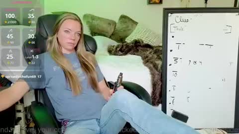 Snapshot of mindymars chatting on June 24, 3:00 pm Mindy Mars online show from June 24, 3:00 pm