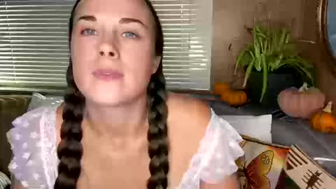 minimaggie online show from October 15, 6:30 pm