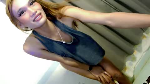 Snapshot of miraclegirl23 chatting on December 14, 5:25 pm Zoey online show from December 14, 5:25 pm