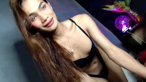 Snapshot of miraclegirl23 chatting on November 27, 6:59 am Zoey online show from November 27, 6:59 am