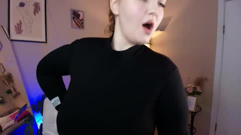 Snapshot of misha_the_createrr chatting on November 6, 9:10 am Ivy online show from November 6, 9:10 am