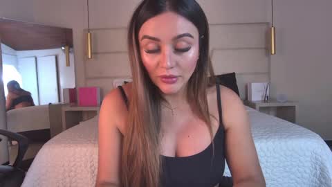 miss__ary_ online show from May 26, 12:01 pm