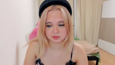 Snapshot of miss__selena chatting on December 19, 1:07 am miss__selena online show from December 19, 1:07 am