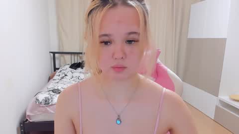 Snapshot of miss__selena chatting on February 3, 6:28 pm miss__selena online show from February 3, 6:28 pm