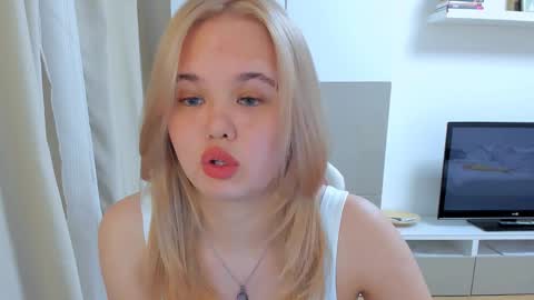 Snapshot of miss__selena chatting on February 25, 8:19 pm miss__selena online show from February 25, 8:19 pm