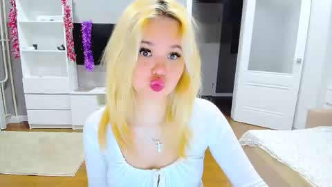 Snapshot of miss__selena chatting on December 15, 9:08 pm miss__selena online show from December 15, 9:08 pm