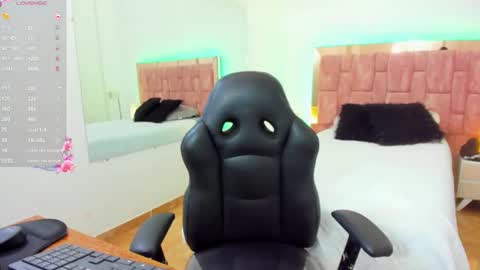 Chryss online show from November 15, 3:19 pm