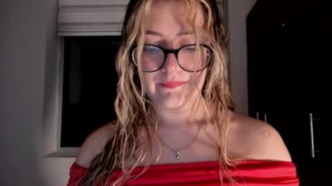 Snapshot of miss_ema1 chatting on December 24, 11:33 pm Ema online show from December 24, 11:33 pm