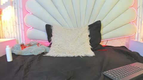 miss_evans_ online show from January 6, 5:49 pm