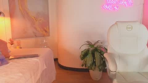 Snapshot of miss_honey21_ chatting on October 9, 7:56 pm Honey online show from October 9, 7:56 pm