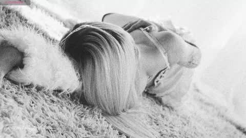 Snapshot of misschloe__ chatting on November 29, 11:30 pm Chloe freelance model Please your thumbs up are important online show from November 29, 11:30 pm