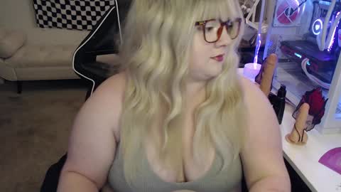 Snapshot of missdanibluee chatting on December 12, 8:47 am missdanibluee online show from December 12, 8:47 am