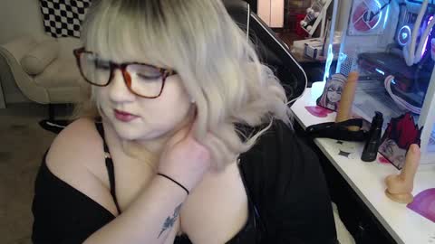 Snapshot of missdanibluee chatting on December 19, 8:56 am missdanibluee online show from December 19, 8:56 am