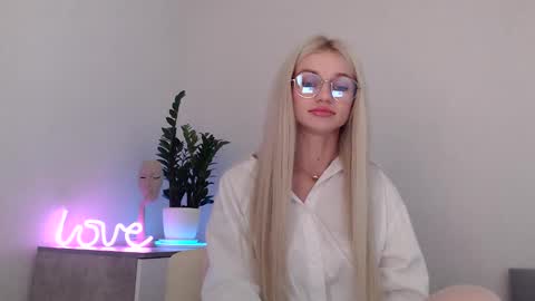 Snapshot of missemma1111 chatting on December 1, 6:30 pm EMMA online show from December 1, 6:30 pm