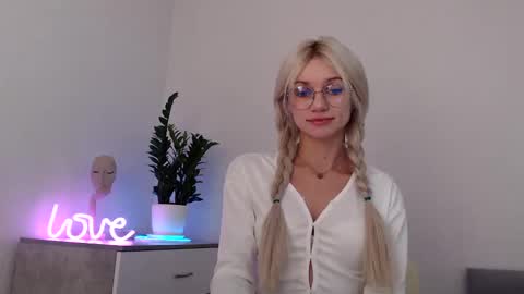 Snapshot of missemma1111 chatting on December 8, 6:39 pm EMMA online show from December 8, 6:39 pm