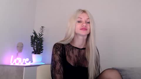 Snapshot of missemma1111 chatting on December 17, 5:29 am EMMA online show from December 17, 5:29 am