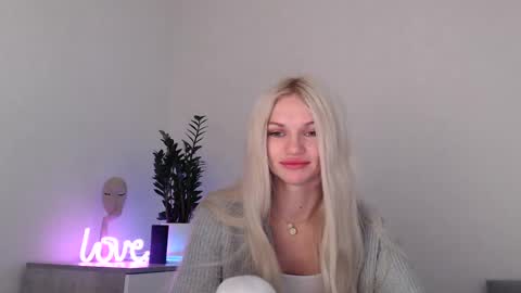 Snapshot of missemma1111 chatting on December 18, 10:13 pm EMMA online show from December 18, 10:13 pm