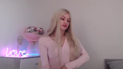 Snapshot of missemma1111 chatting on December 20, 8:23 pm EMMA online show from December 20, 8:23 pm