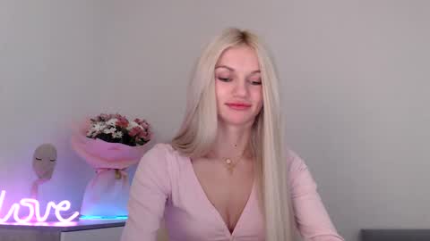 Snapshot of missemma1111 chatting on December 23, 10:23 pm EMMA online show from December 23, 10:23 pm