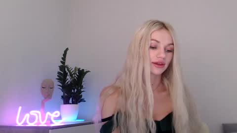 Snapshot of missemma1111 chatting on January 3, 9:26 pm EMMA online show from January 3, 9:26 pm