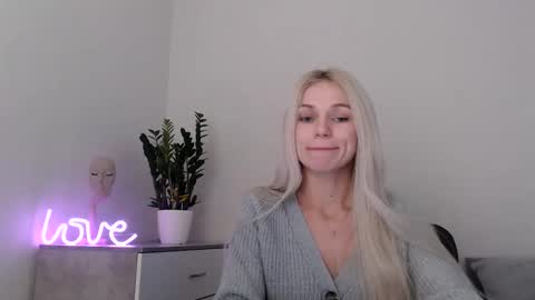 Snapshot of missemma1111 chatting on February 11, 9:14 pm EMMA online show from February 11, 9:14 pm