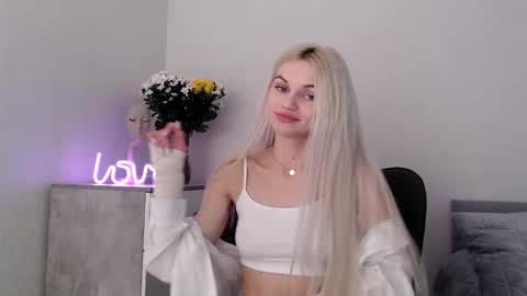 Snapshot of missemma1111 chatting on February 25, 9:46 pm EMMA online show from February 25, 9:46 pm