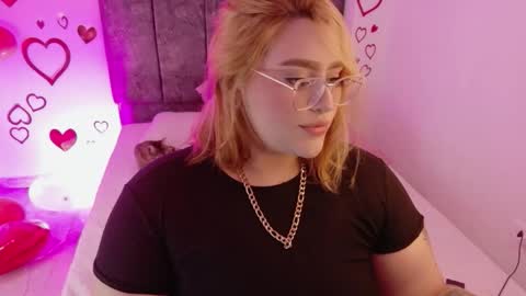 missevans_ online show from February 16, 6:59 pm