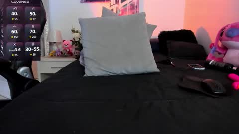 Snapshot of misshuntt3rs chatting on March 1, 5:20 am Annie online show from March 1, 5:20 am