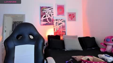 Snapshot of misshuntt3rs chatting on March 8, 1:39 am Annie online show from March 8, 1:39 am