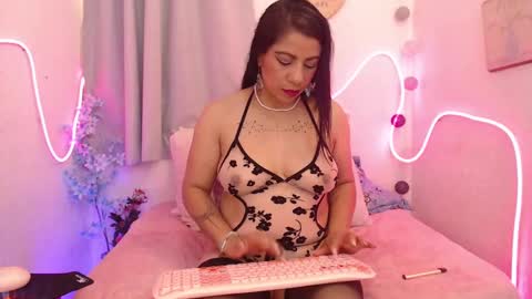 Snapshot of misskendall_hot chatting on December 31, 12:46 pm online show from December 31, 12:46 pm