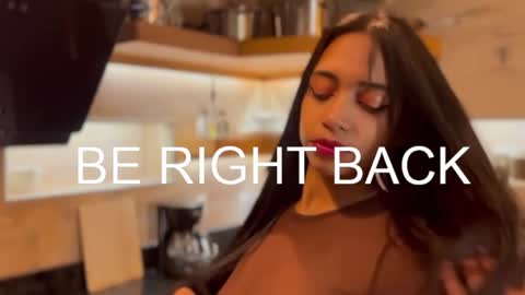 Snapshot of missketzaly chatting on December 22, 1:44 pm Ania online show from December 22, 1:44 pm