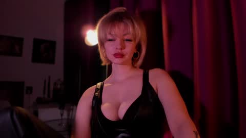 Snapshot of missmirandagd chatting on December 9, 8:11 am online show from December 9, 8:11 am