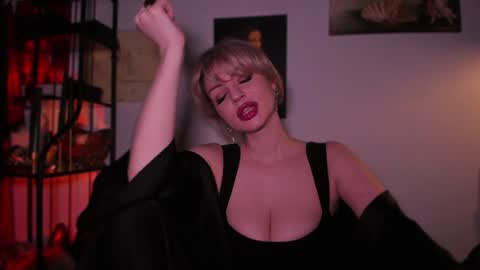 Snapshot of missmirandagd chatting on February 2, 8:57 am online show from February 2, 8:57 am