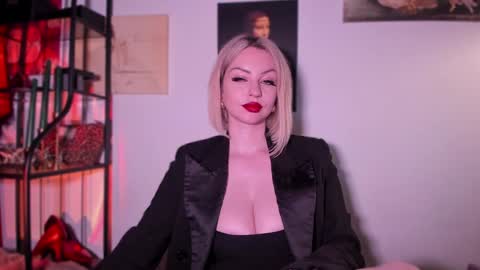 Snapshot of missmirandagd chatting on February 8, 3:10 pm online show from February 8, 3:10 pm