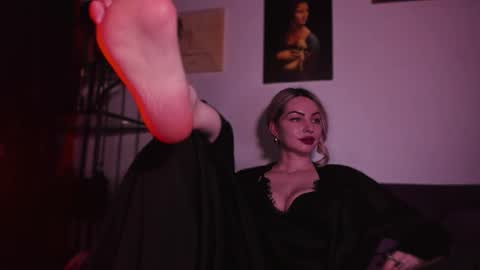 Snapshot of missmirandagd chatting on February 23, 8:11 pm online show from February 23, 8:11 pm