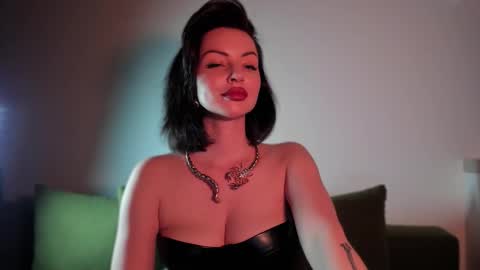 Snapshot of missmirandagd chatting on October 10, 2:38 pm online show from October 10, 2:38 pm