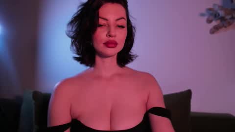 Snapshot of missmirandagd chatting on October 19, 9:43 am online show from October 19, 9:43 am