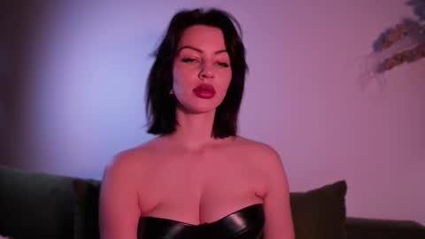 Snapshot of missmirandagd chatting on October 21, 8:37 am online show from October 21, 8:37 am