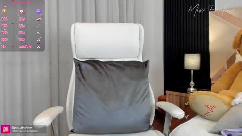 Snapshot of misspaulina__ chatting on February 20, 2:29 am Pau Giraldo online show from February 20, 2:29 am